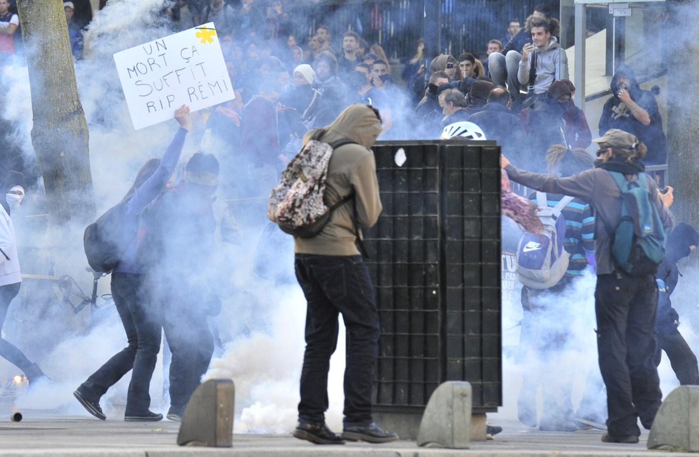 Francia Proteste Per La Morte Di Un Attivista Scontri Con La Polizia