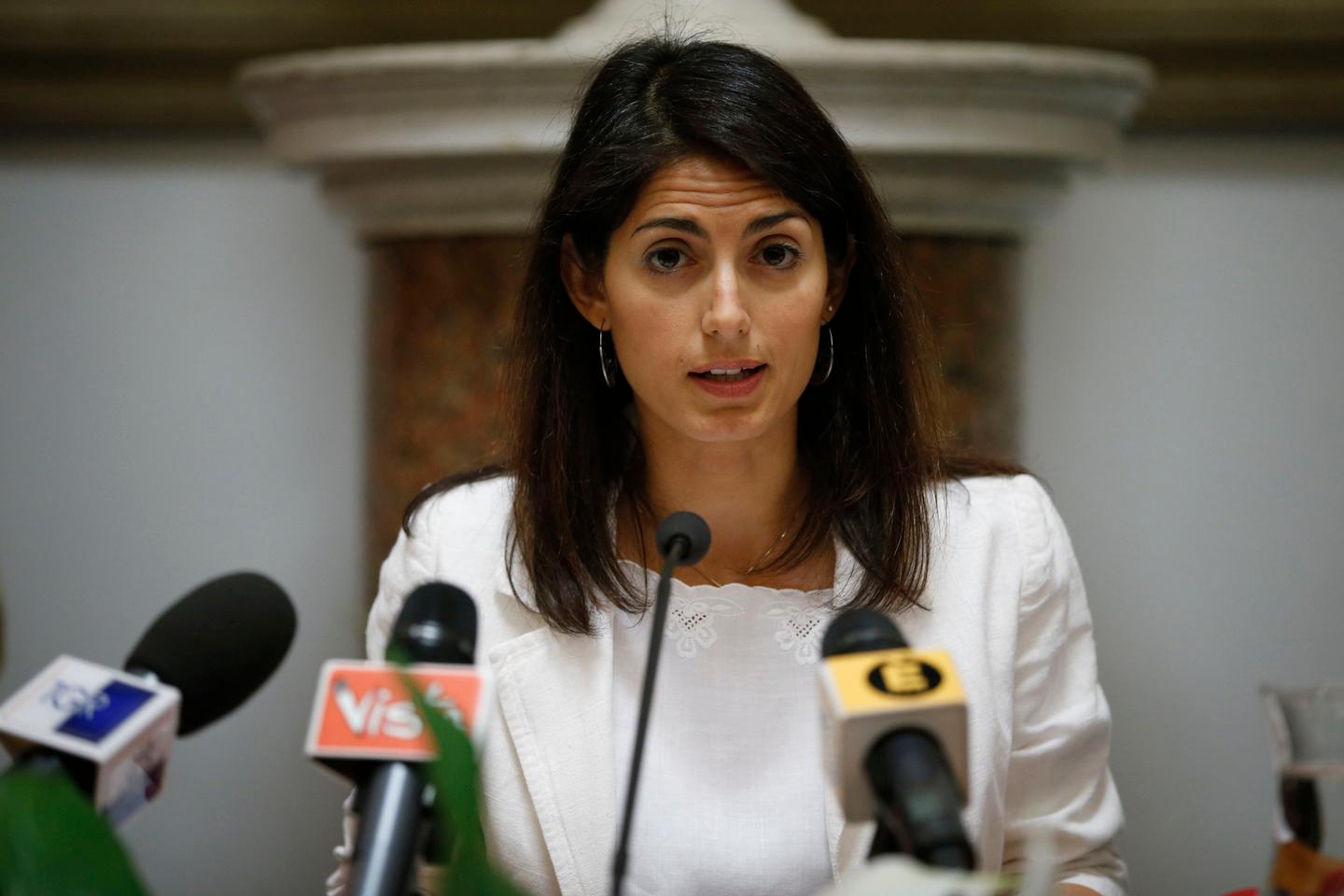 Roma La Raggi Annuncia Chiudiamo I Campi Rom