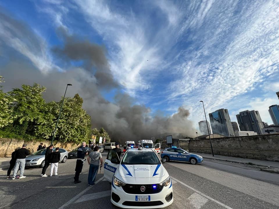 Napoli Vasto Incendio Nel Campo Rom A Gianturco