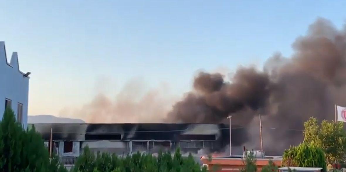 Incendio Battipaglia Allarme Nube Tossica Brucia Deposito Di Gomme