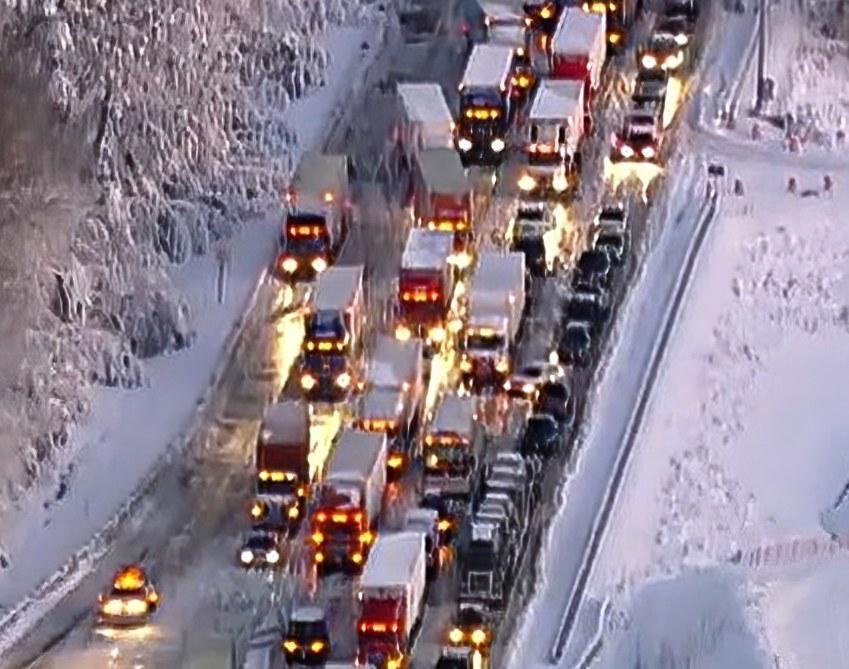 Tempesta Di Neve Centinaia Di Automobilisti Bloccati Per Oltre Ore