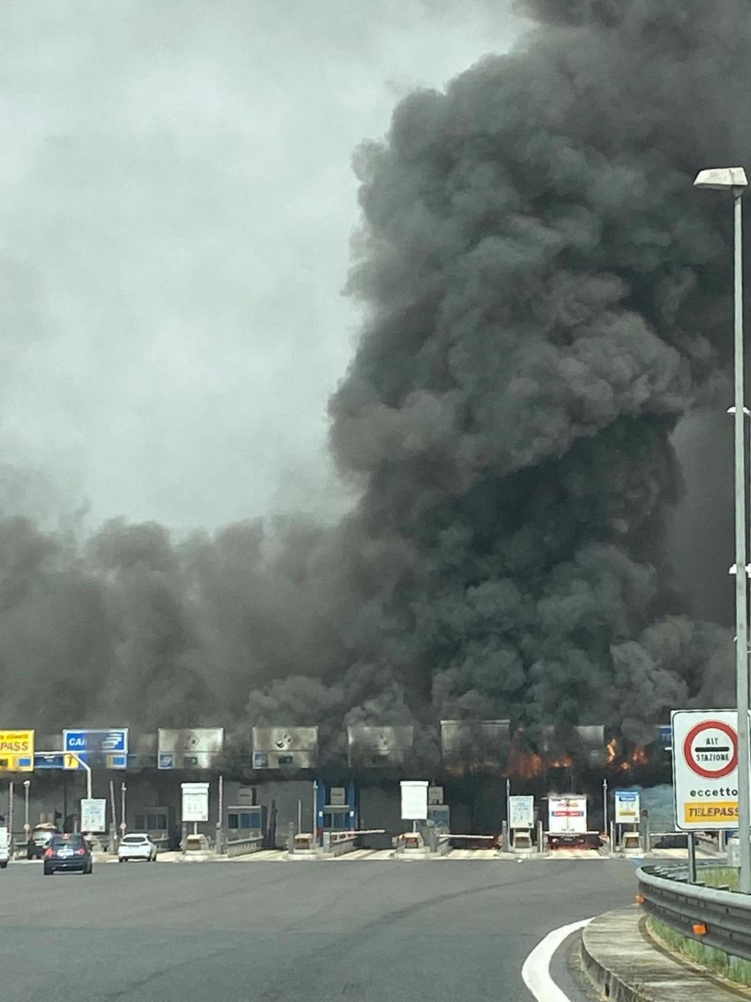 Roma Furgone A Fuoco In Autostrada Colonna Di Fumo Al Casello Di