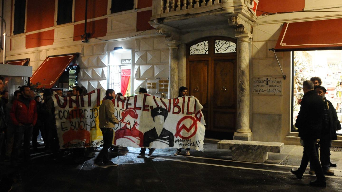 La Casa Rossa Occupa La Sede Del Pd