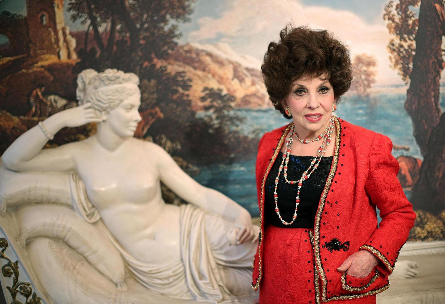 Gina Lollobrigida In Ospedale Si Rotta Il Femore Dopo Essere Caduta