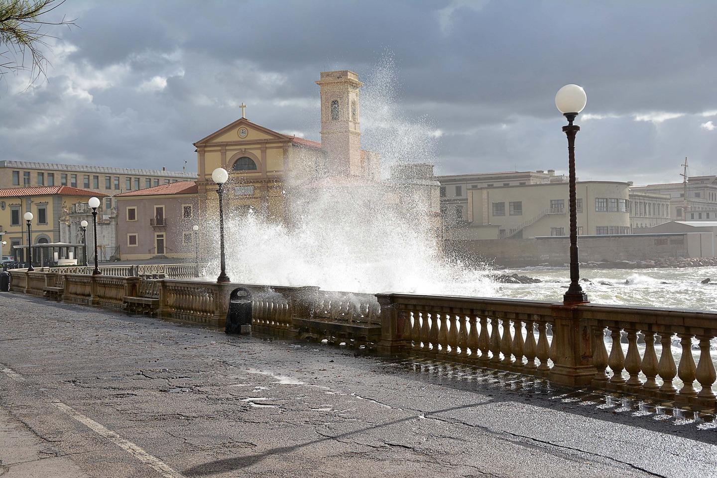 Maltempo Sulla Costa Vento Forte E Danni Intonaco Cade Ai Salesiani