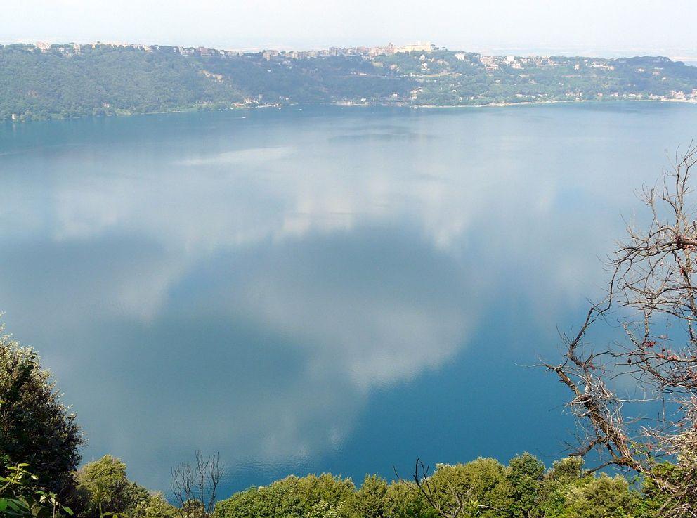 Cade Dal Materassino E Non Riemerge Pi Ricerche Nel Lago Di Castel