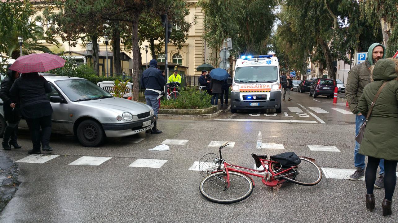 Investito Da Unauto Mentre Attraversa La Strada In Bicicletta