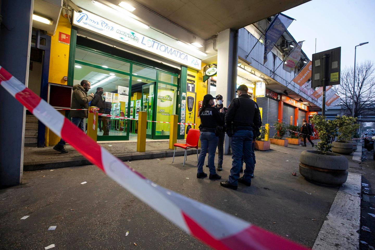 Roma Sparatoria In Strada Ferita Di Striscio Un Anziana