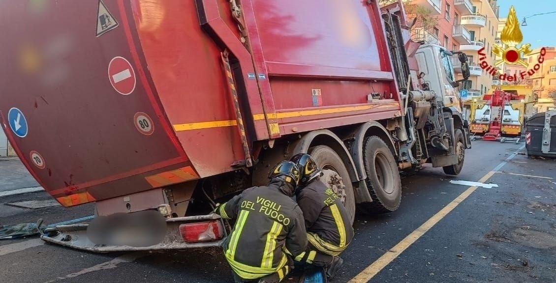 Voragine A Roma In Via Dei Giordani Mezzo Della Nettezza Urbana