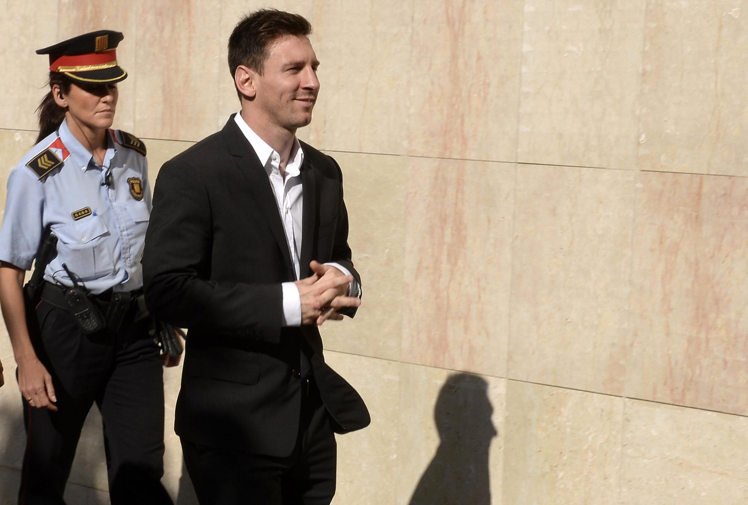 Messi Nei Guai Col Fisco Chiesti 22 Mesi Di Carcere