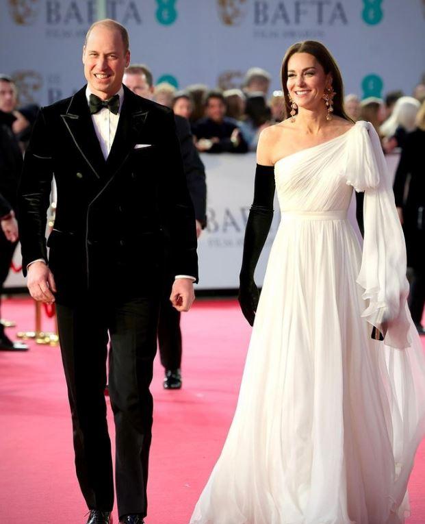 Kate Middleton Ai Bafta Con Un Abito Riciclato E Orecchini Di Zara Da