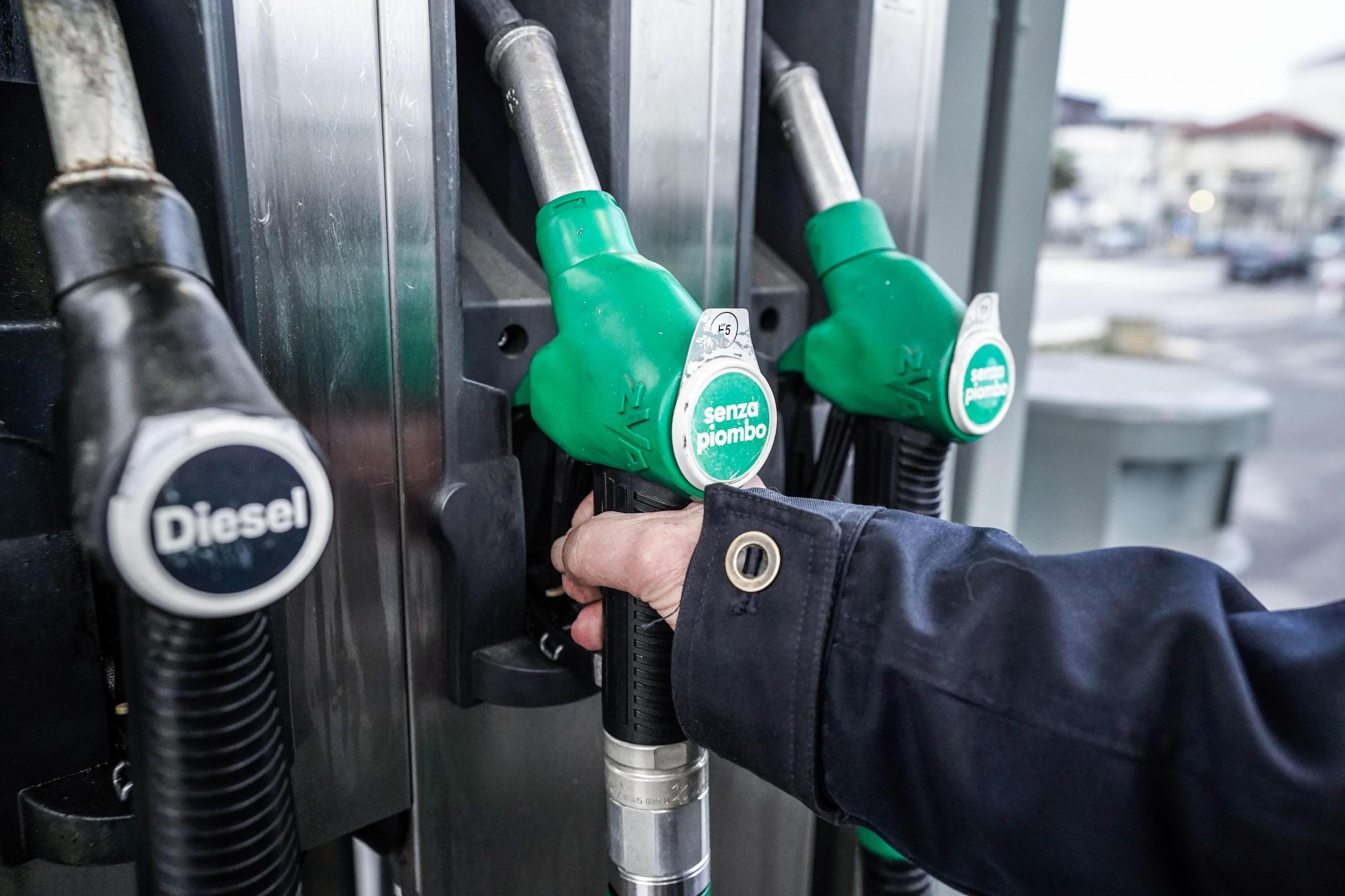 Benzina Self A Euro Al Litro Servito Autostrada