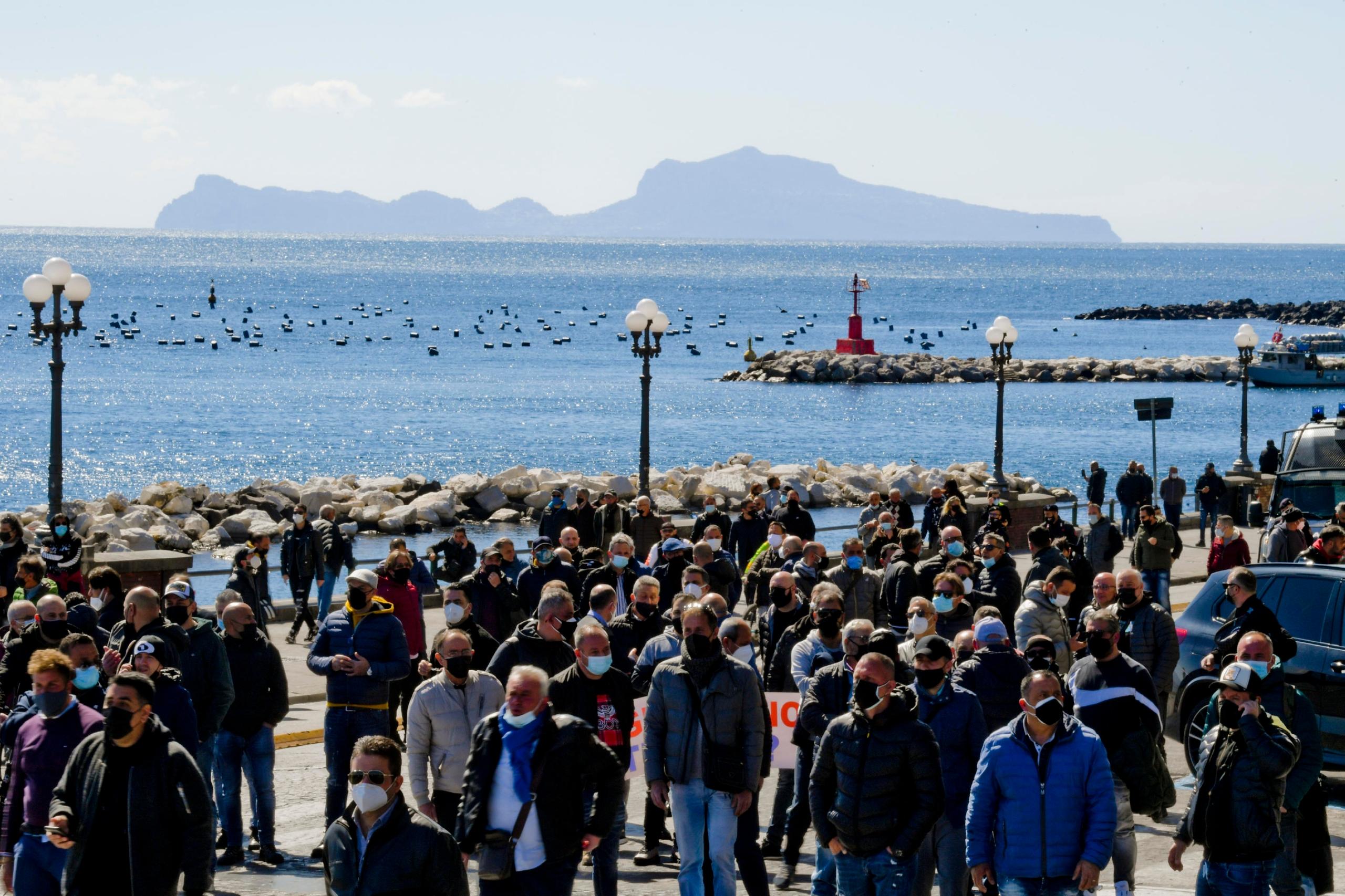 Napoli Domenica Di Sole Bar E Ristoranti Pieni Strade Affollate