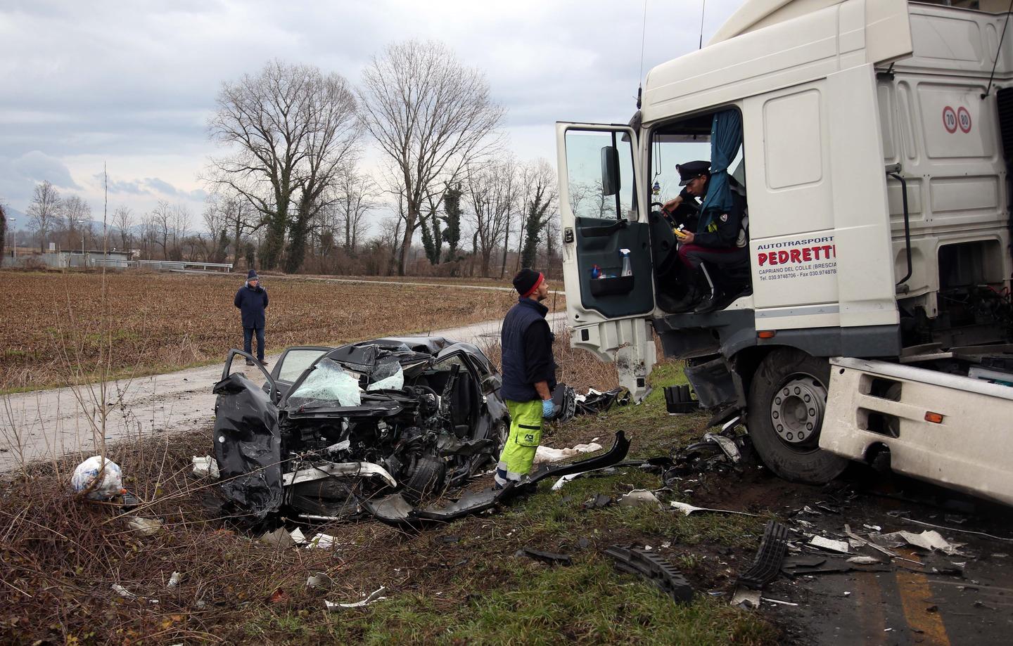 Incidente Auto Tir Morto 24enne Dopo Il Frontale Ad Azzano