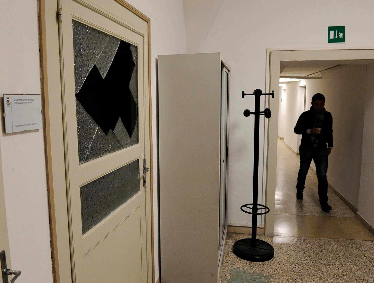 Ladri Vandali Nel Palazzo Comunale Porte E Scrivanie Devastate