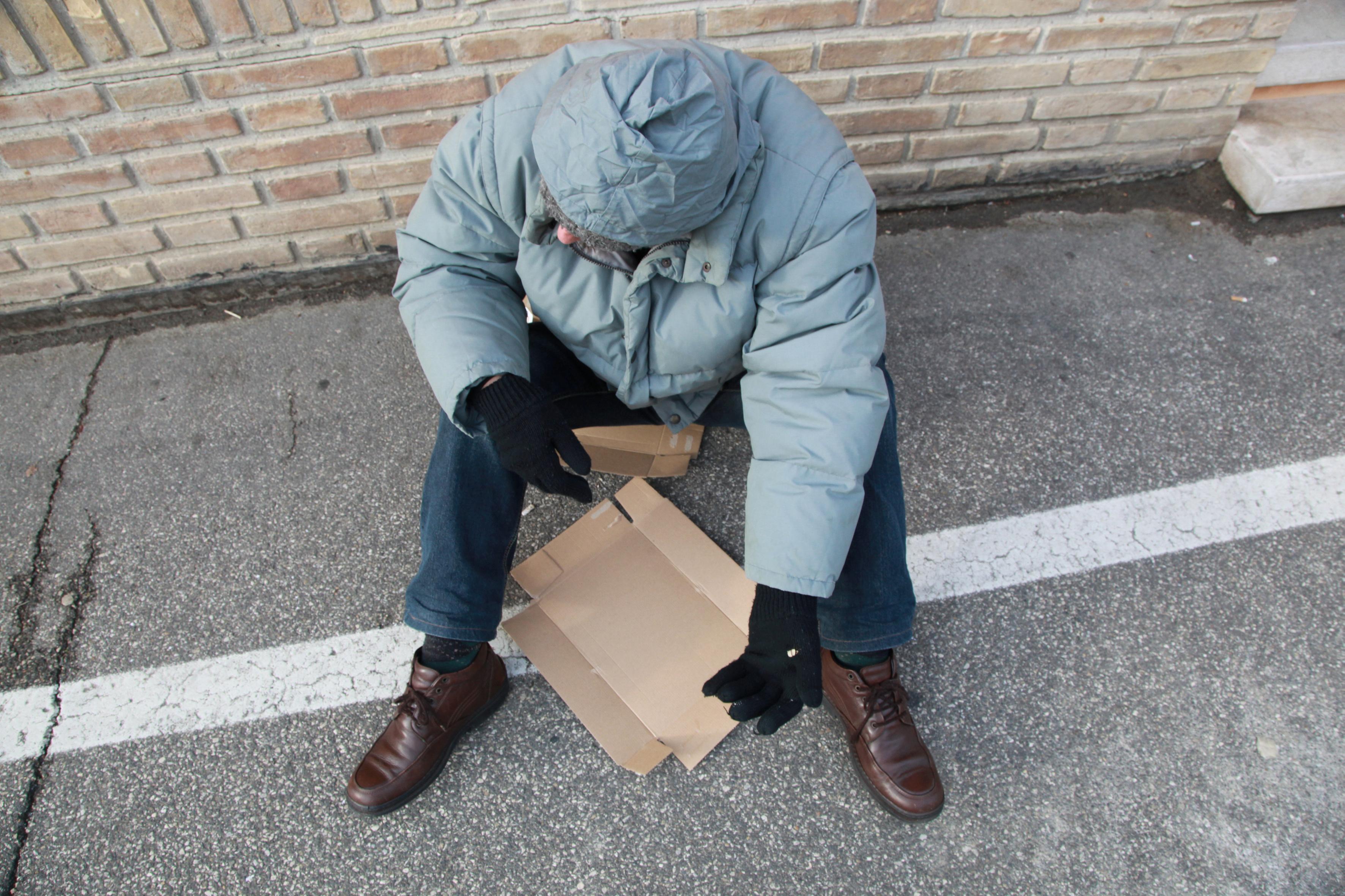 Clochard Tenta Di Impiccarsi Per Disperazione Salvato Dagli Angeli In