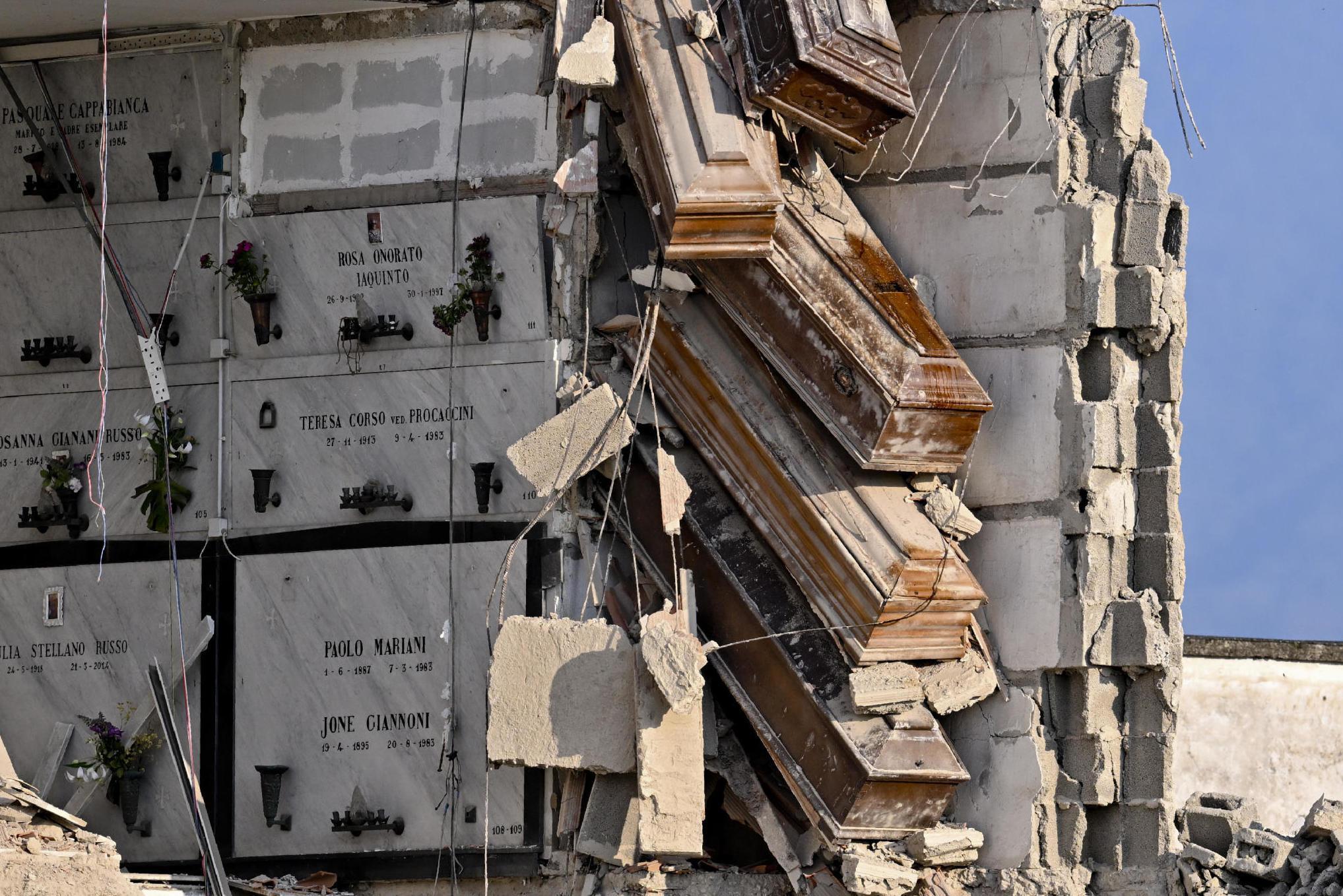 Bare Sospese Nel Vuoto Nuovo Crollo Al Cimitero Sfregio Agli Affetti