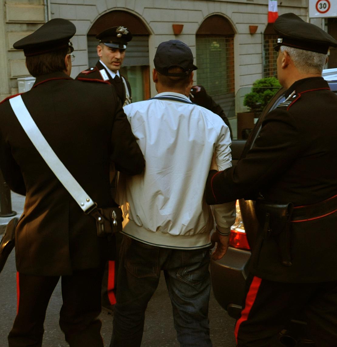 Punta Un Coltello Alla Gola Della Figlioletta E Picchia Brutalmente La