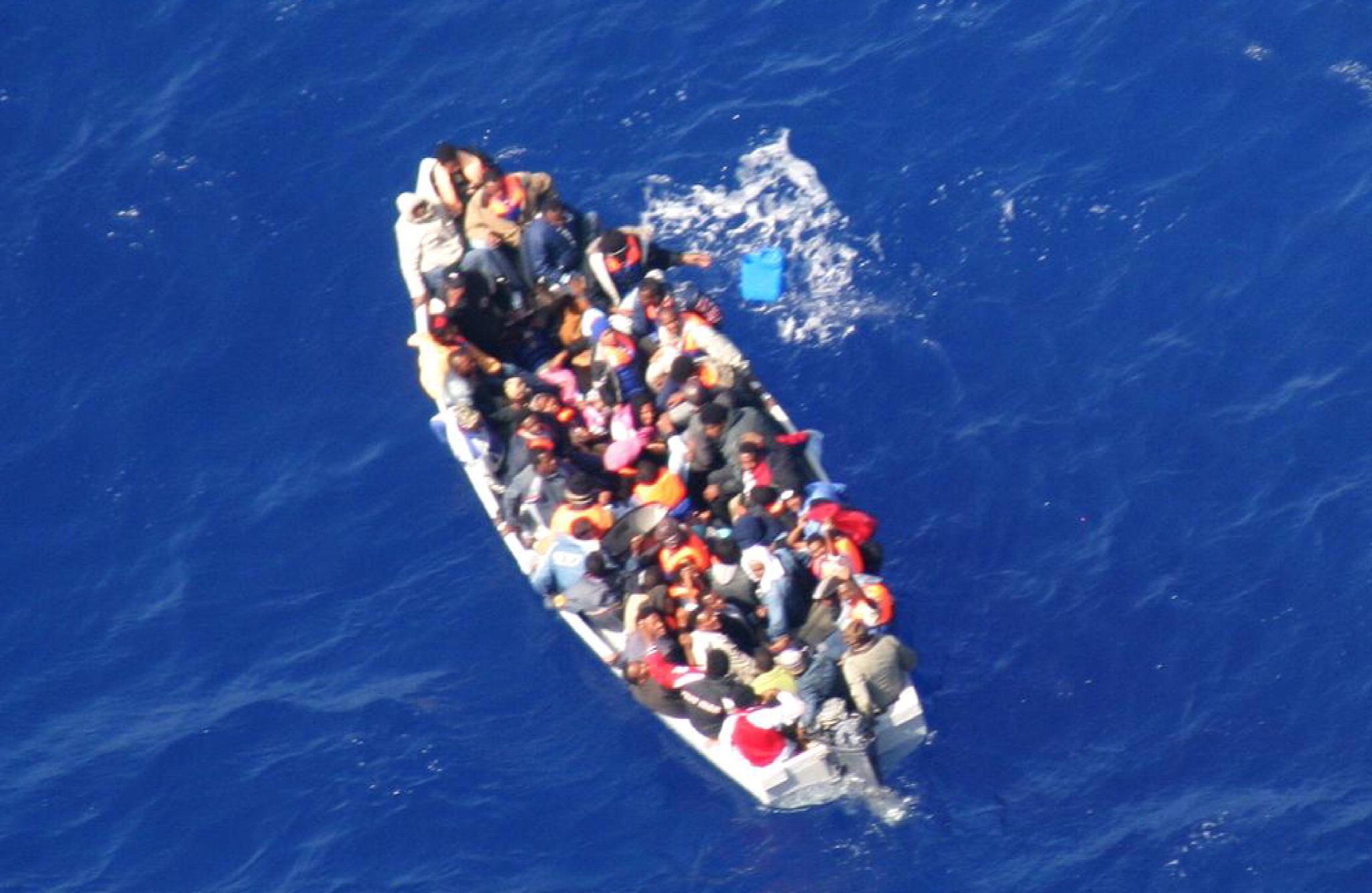 Migranti Barcone Con A Bordo In Difficolt La Libia Devia Cargo