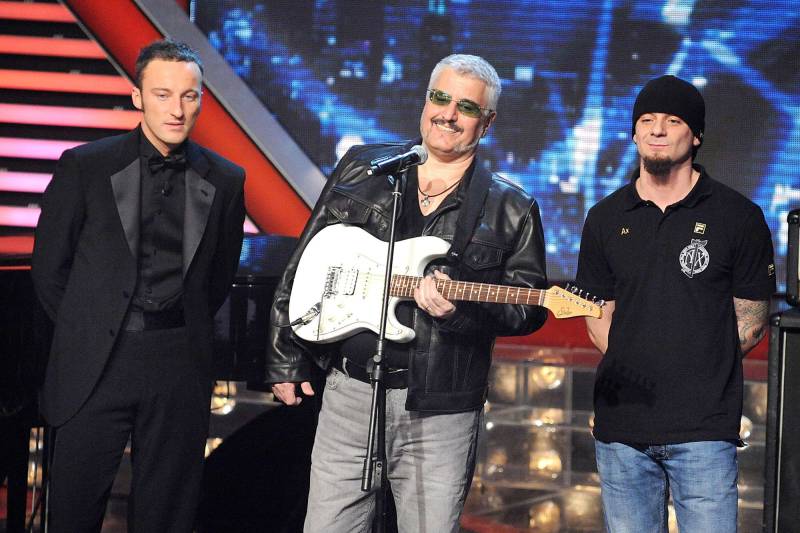  È morto Pino Daniele Stroncato da un infarto.Colpito da un malore in Toscana  -  FOTO - VIDEO  Image