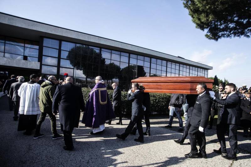  È morto Pino Daniele Stroncato da un infarto.Colpito da un malore in Toscana  -  FOTO - VIDEO  Image