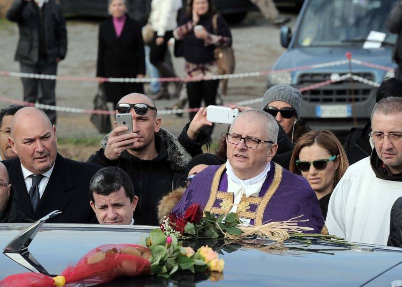  È morto Pino Daniele Stroncato da un infarto.Colpito da un malore in Toscana  -  FOTO - VIDEO  Image