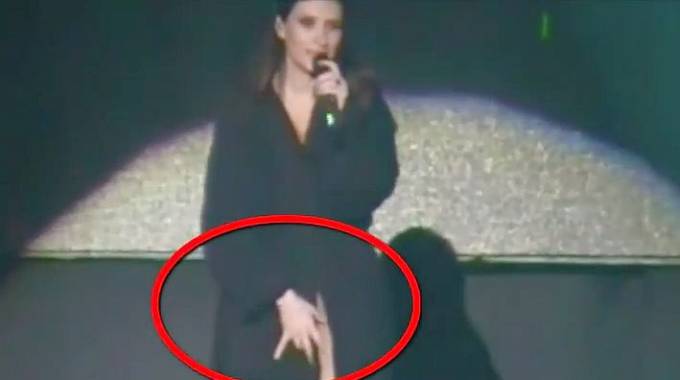 Laura Pausini Senza Mutande Sul Palco Mostra Le Parti Intime Video E Foto 