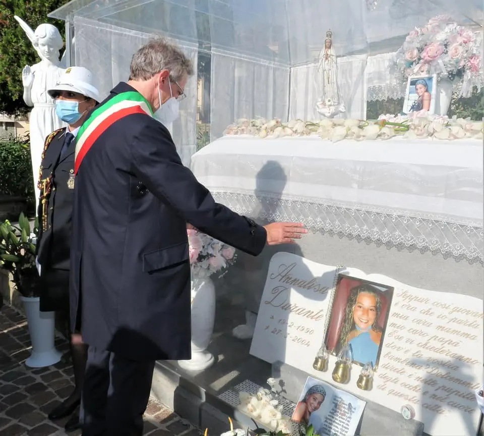 Commemorazione dei defunti, il sindaco di Napoli al cimitero di Poggioreale/VIDEO