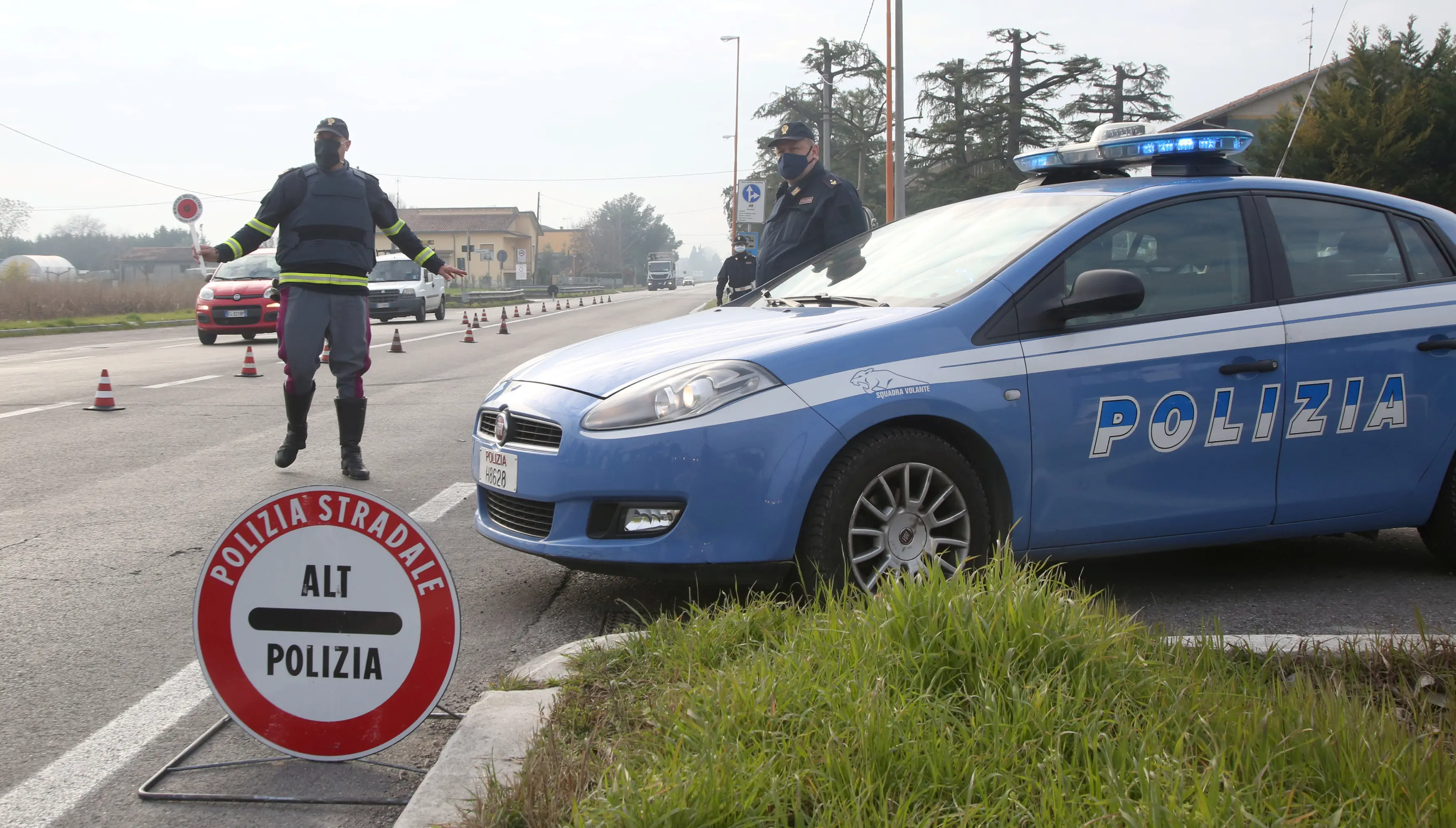 Guida senza patente, 17enne fermato su un'auto rubata sulle strade di Scampia