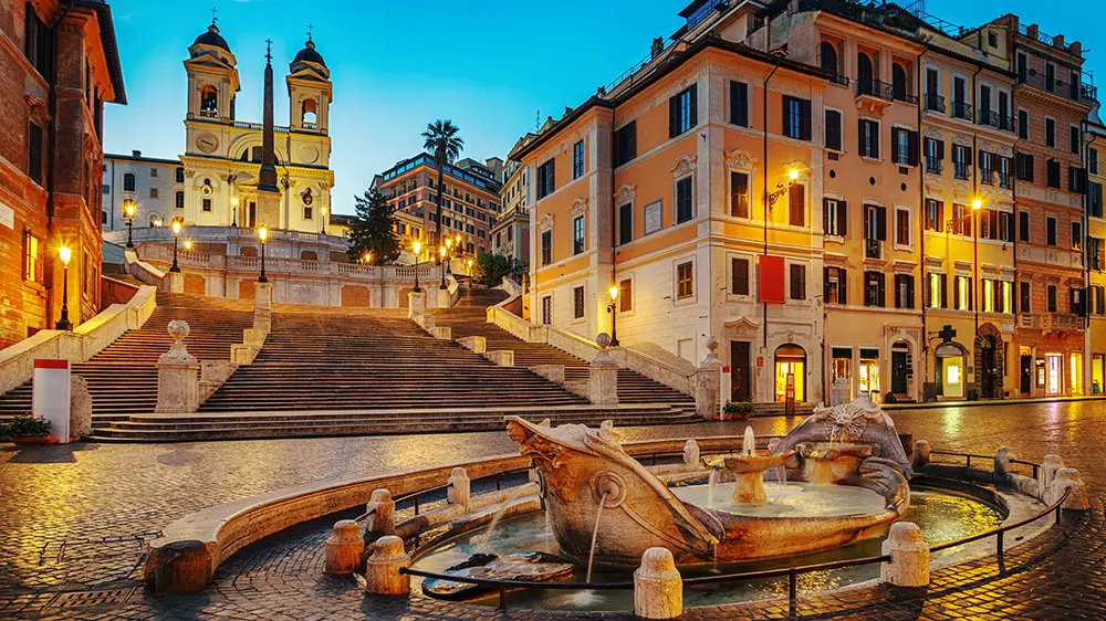 Roma, si bagna i piedi nella Fontana della Barcaccia: turista multato