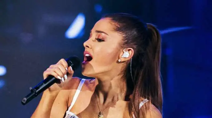 Ariana Grande cancella concerti Londra