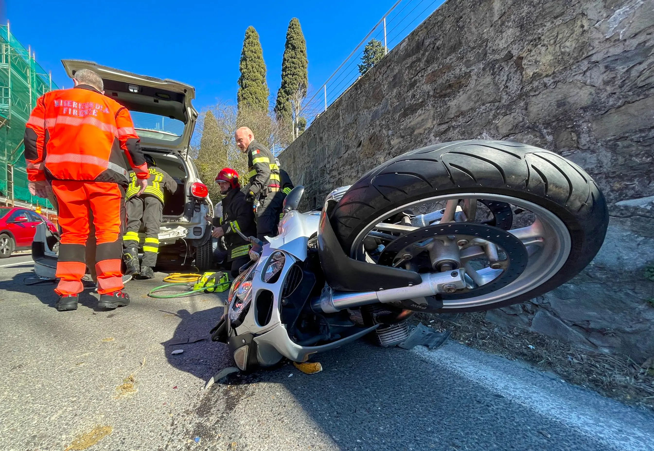 In fuga al posto di blocco su scooter rubato, fanno incidente: fratello e sorella feriti