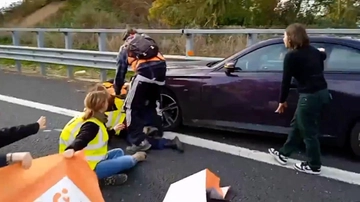 Ultima Generazione, convalidato l’arresto per 12 attivisti: hanno bloccato l’autostrada Roma-Civitavecchia per mezz’ora