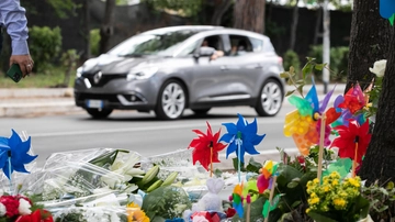 Incidente youtuber Roma, fiaccolata per Manuel