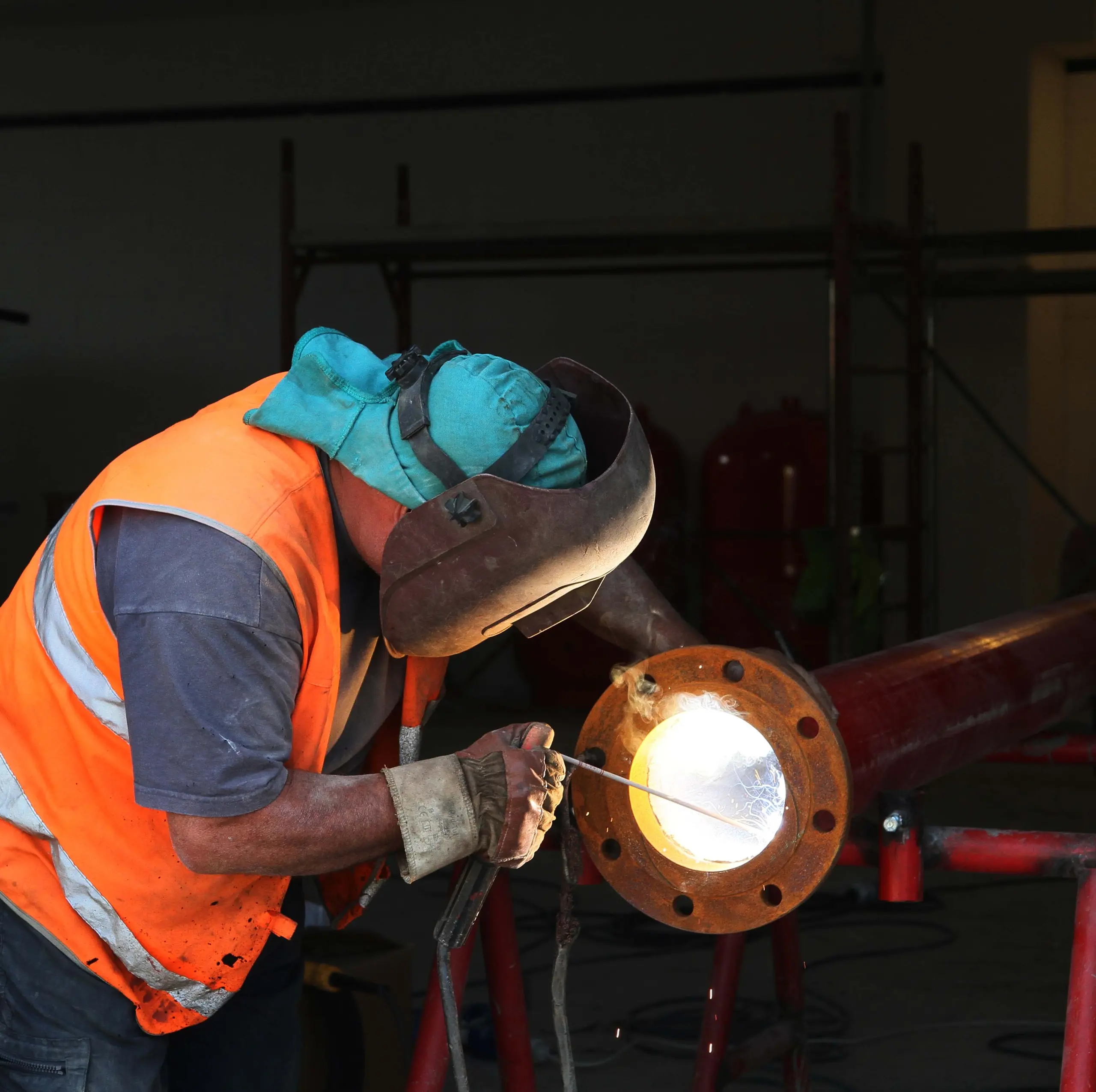 Lavoro, il sondaggio: saldatore o carpentiere? I giovani dicono no