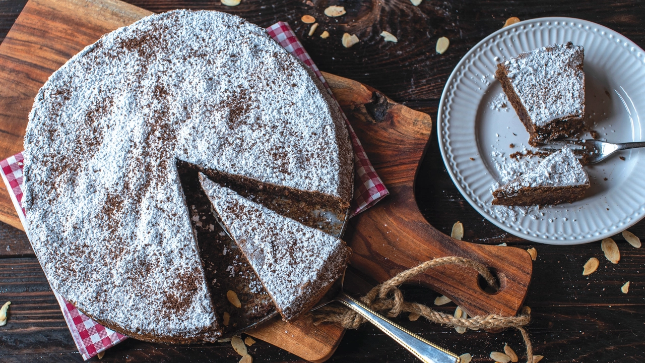 INGREDIENTI E DOSI 4 uova, 200 g di amaretti, 500 ml di latte a temperatura ambiente, 50 ml di liquore all'amaretto o di mistrà, 100 g di cioccolato fondente, 70 g di zucchero, 50 g di farina 00, la scorza di 1 limone grattugiata