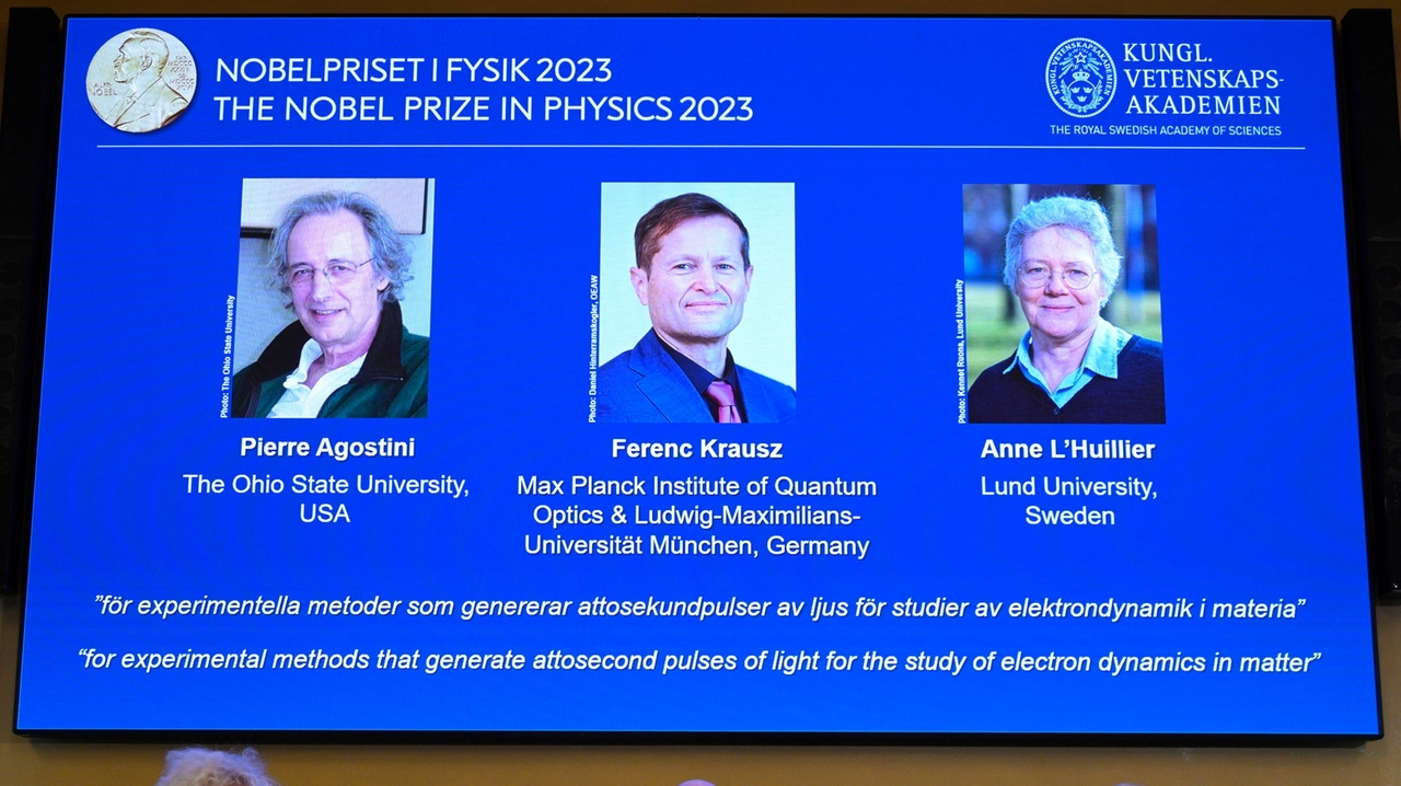 La proclamazione dei tre vincitori del Nobel per la fisica 2023 (Ansa)