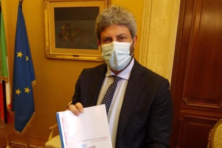 Roberto Fico con il progetto delle Vele