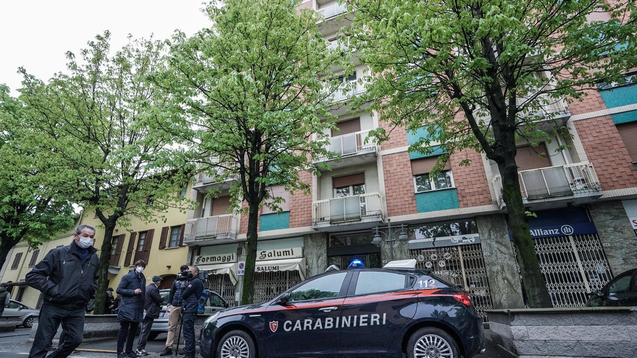 Carabinieri sul luogo della tragedia consumatasi a Rivarolo Canavese (Ansa)