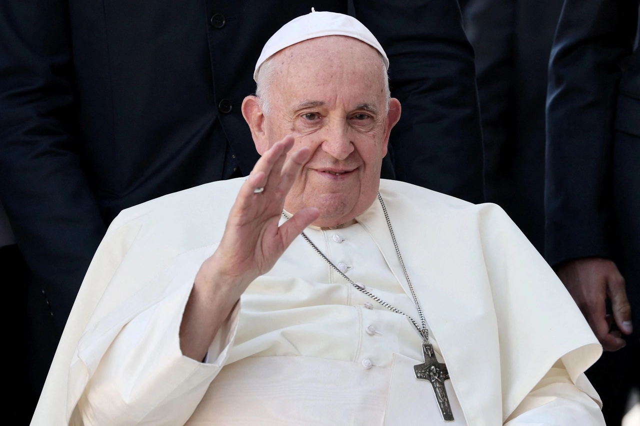 Papa Francesco a Lisbona durante la visita ai centri di carità (Ansa)