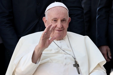 Papa Francesco a Lisbona: “I riflettori non funzionano, non posso leggere”. E continua a braccio