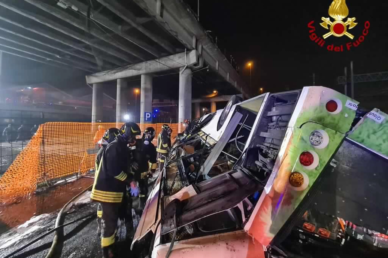 L'autobus precipitato da un cavalcavia a Mestre