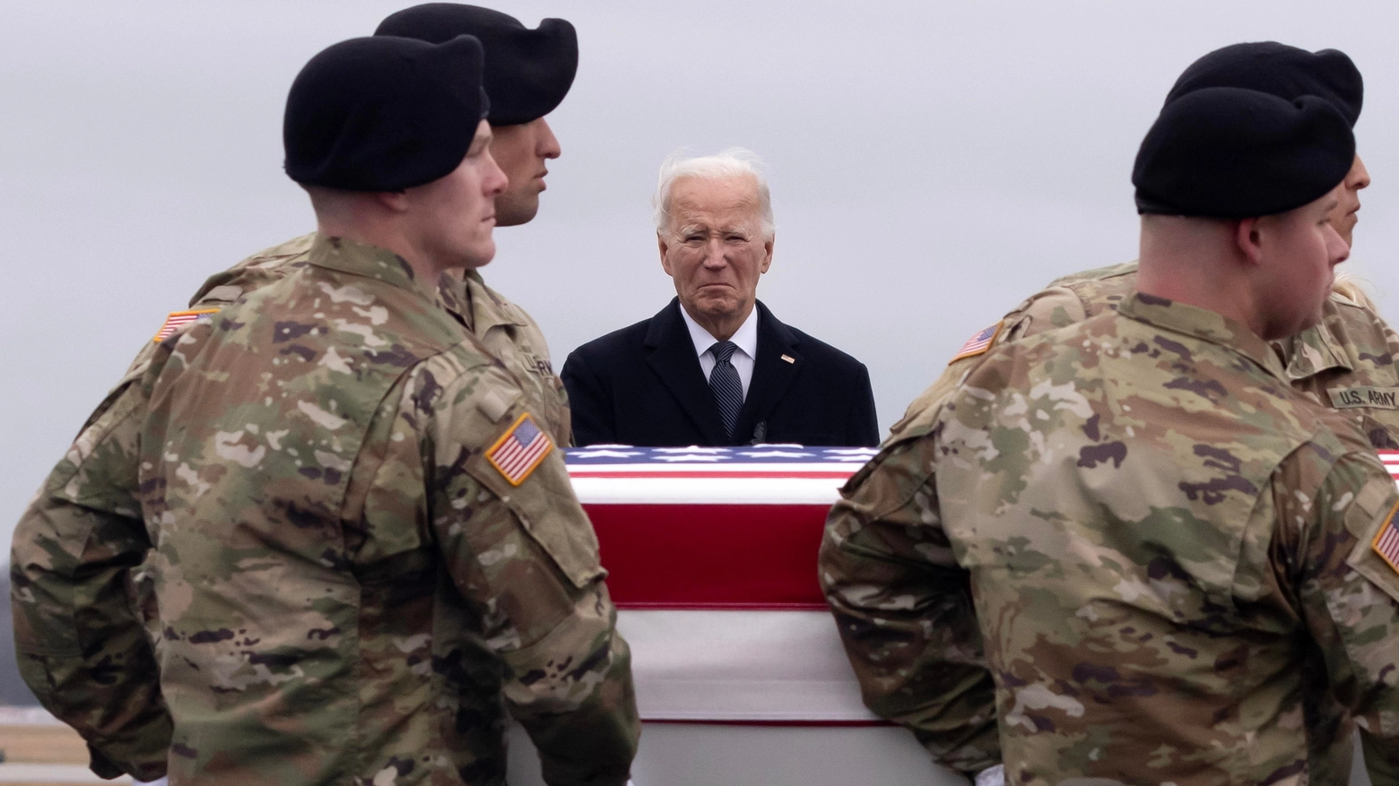 A Dover, iI presidente Biden accoglie i feretri dei soldati americani uccisi in Giordania (Ansa)