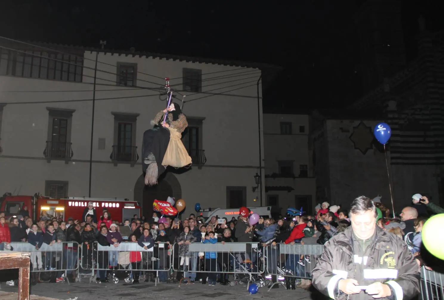 La befana scende dal campanile del Duomo