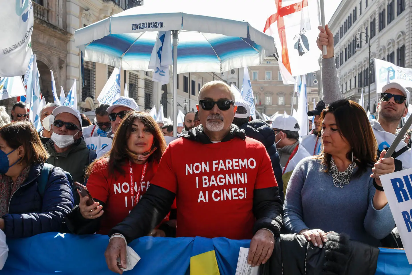 Roma, balneari in piazza: l'abbraccio all'Ucraina