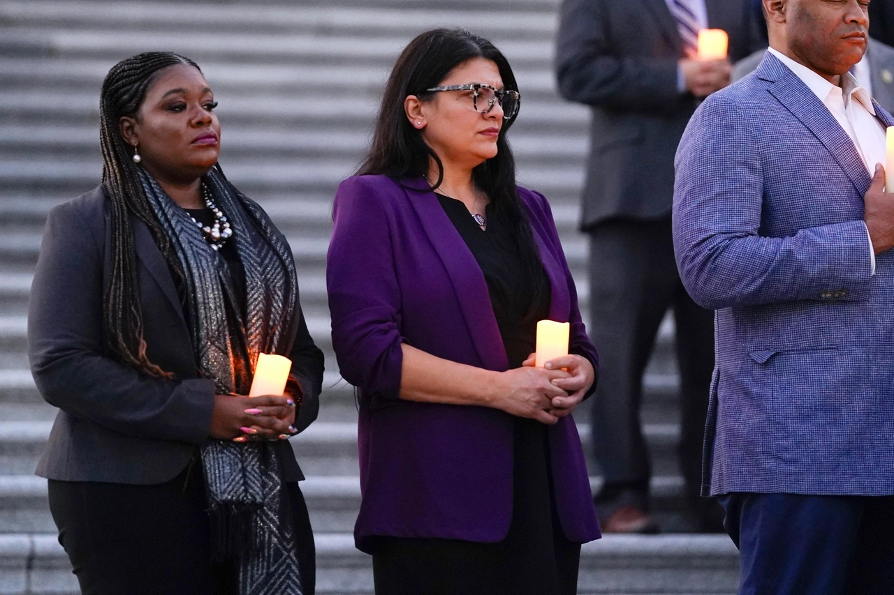 La deputata democratica Rashida Tlaib durante una manifestazione bipartisan per le vittime della guerra