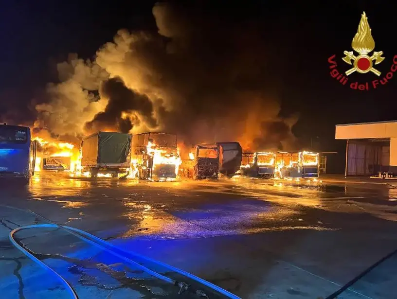 Vasto incendio a Nettuno, capannone avvolto dalle fiamme: esplosa una cisterna di Gpl