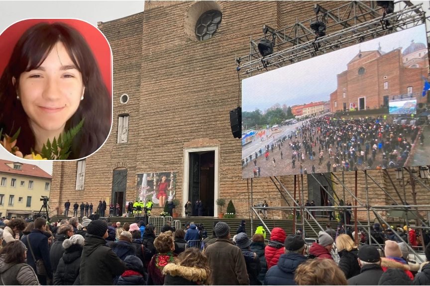 Le persone all'esterno della basilica di Santa Giustina per i funerali di Giulia Cecchettin