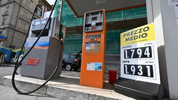 Benzina, nuovi aumenti. Self a 1,920 euro al litro