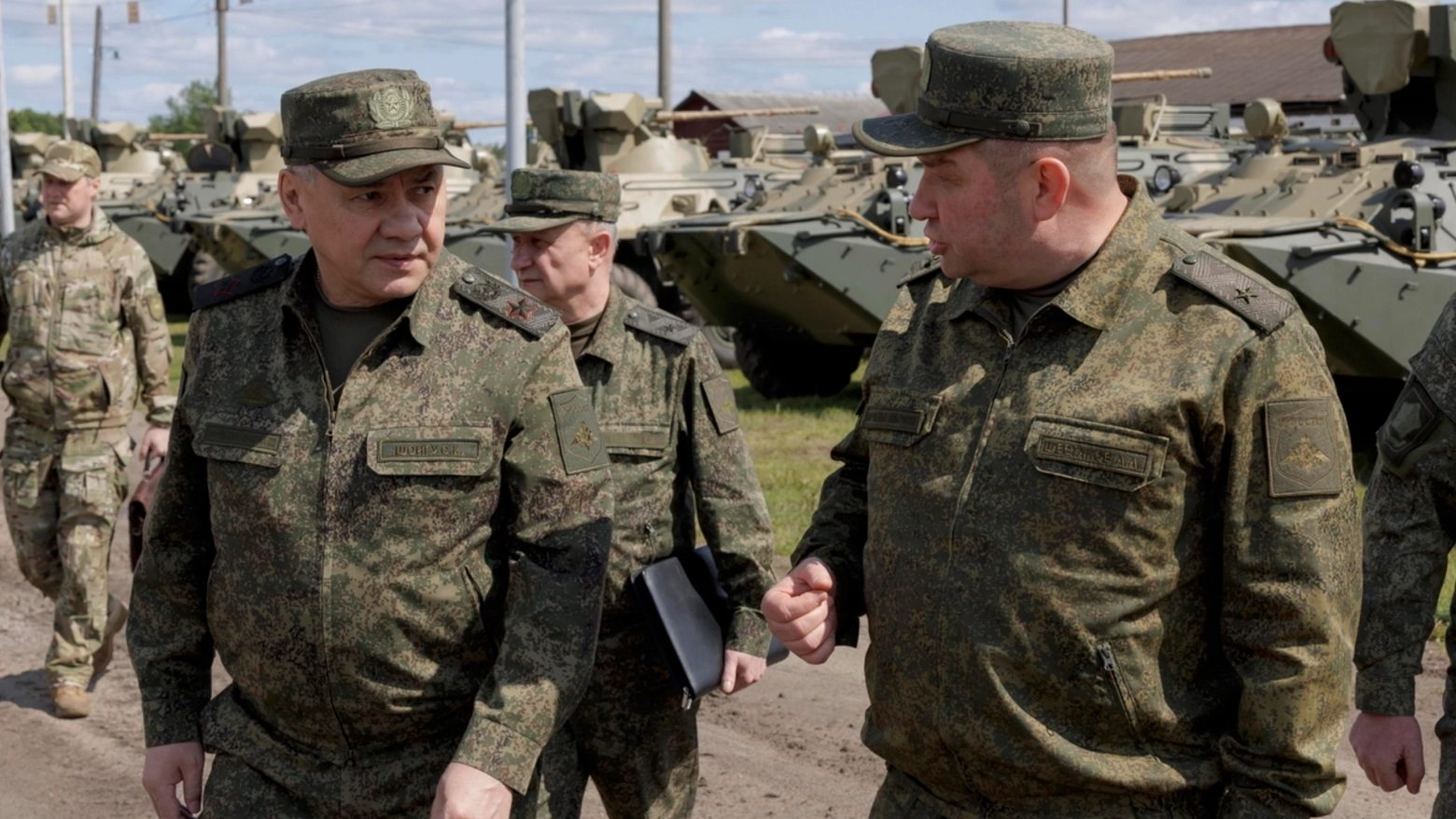 Il ministro della difesa russo Sergei Shoigu, a sinistra (Ansa)